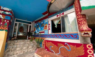 Casa extravagante en venta a un par de cuadras del centro de Tepotzotlán.