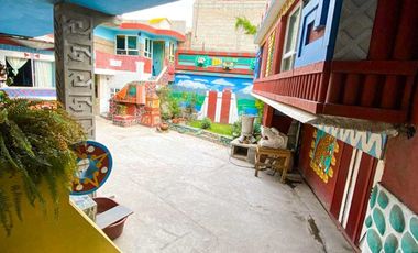 Casa extravagante en venta a un par de cuadras del centro de Tepotzotlán.