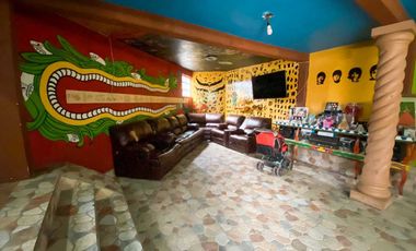 Casa extravagante en venta a un par de cuadras del centro de Tepotzotlán.