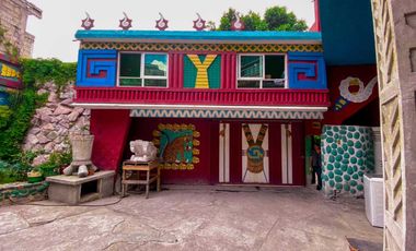 Casa extravagante en venta a un par de cuadras del centro de Tepotzotlán.