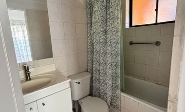 Casa sólida e independiente de un piso en condominio en Quillota