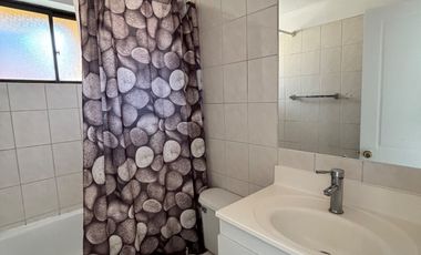 Casa sólida e independiente de un piso en condominio en Quillota