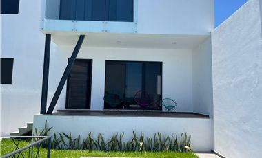 CASA EN VENTA CON VISTA AL LAGO 