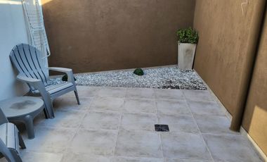 Excelente duplex de 2 1/2 ambientes con patio y cochera.
