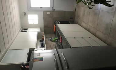 Excelente duplex de 2 1/2 ambientes con patio y cochera.