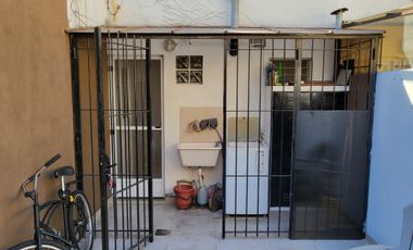 Excelente duplex de 2 1/2 ambientes con patio y cochera.