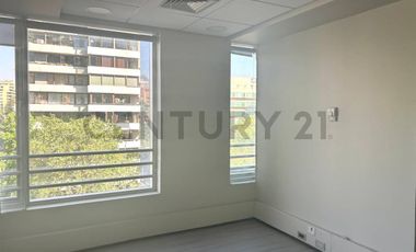 SE ARRIENDA OF RECIÉN REMODELADA EN VITACURA