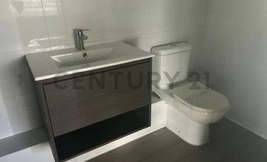 SE ARRIENDA OF RECIÉN REMODELADA EN VITACURA