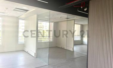 SE ARRIENDA OF RECIÉN REMODELADA EN VITACURA