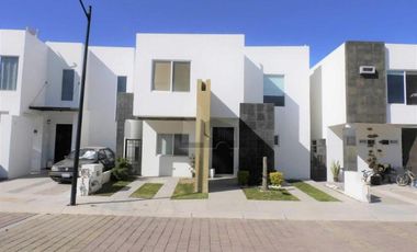 Casa en venta en Juriquilla Santa Fe, 3 recámaras, diseño moderno.