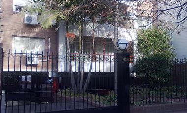 EXCELENTE DEPARTAMENTO DE 2 AMB. CON COCHERA EN SAN ISIDRO. DIEGO PALMA 444
