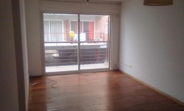 EXCELENTE DEPARTAMENTO DE 2 AMB. CON COCHERA EN SAN ISIDRO. DIEGO PALMA 444