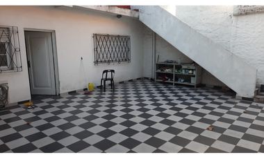Espectacular Casa Lote propio 9x21 Mts.3 amb.amplios-Garaje-2 Patios-2 Baños-Terraza-Muy luminosa-Impecable estado