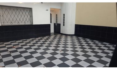 Espectacular Casa Lote propio 9x21 Mts.3 amb.amplios-Garaje-2 Patios-2 Baños-Terraza-Muy luminosa-Impecable estado