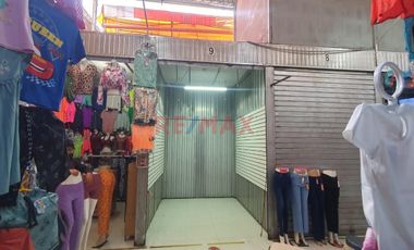 Se ubica en el primer piso, tiene los aires libres y está dentro de una galería con 34 locales de variados rubros en la cdra.14 de av san juan, siendo