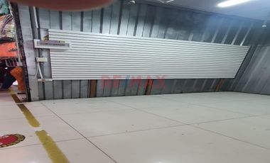 Se ubica en el primer piso, tiene los aires libres y está dentro de una galería con 34 locales de variados rubros en la cdra.14 de av san juan, siendo