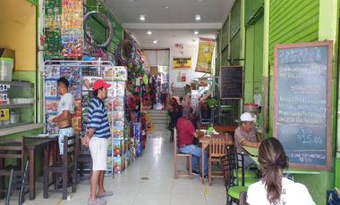 Se ubica en el primer piso, tiene los aires libres y está dentro de una galería con 34 locales de variados rubros en la cdra.14 de av san juan, siendo