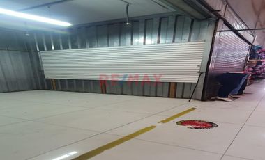 Se ubica en el primer piso, tiene los aires libres y está dentro de una galería con 34 locales de variados rubros en la cdra.14 de av san juan, siendo