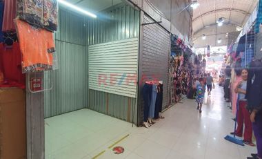 Se ubica en el primer piso, tiene los aires libres y está dentro de una galería con 34 locales de variados rubros en la cdra.14 de av san juan, siendo