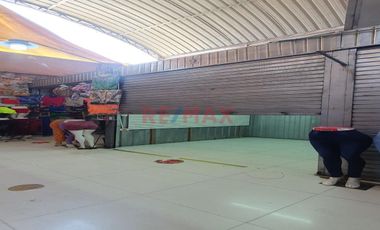 Se ubica en el primer piso, tiene los aires libres y está dentro de una galería con 34 locales de variados rubros en la cdra.14 de av san juan, siendo