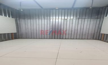 Se ubica en el primer piso, tiene los aires libres y está dentro de una galería con 34 locales de variados rubros en la cdra.14 de av san juan, siendo