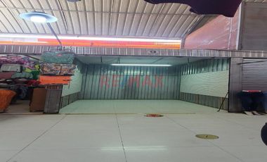 Se ubica en el primer piso, tiene los aires libres y está dentro de una galería con 34 locales de variados rubros en la cdra.14 de av san juan, siendo