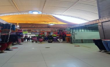 Se ubica en el primer piso, tiene los aires libres y está dentro de una galería con 34 locales de variados rubros en la cdra.14 de av san juan, siendo
