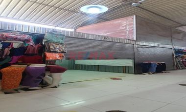 Se ubica en el primer piso, tiene los aires libres y está dentro de una galería con 34 locales de variados rubros en la cdra.14 de av san juan, siendo