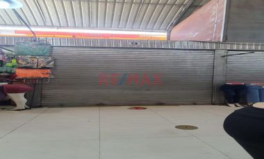 Se ubica en el primer piso, tiene los aires libres y está dentro de una galería con 34 locales de variados rubros en la cdra.14 de av san juan, siendo