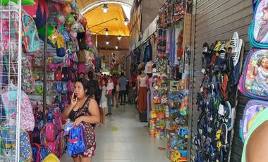 Se ubica en el primer piso, tiene los aires libres y está dentro de una galería con 34 locales de variados rubros en la cdra.14 de av san juan, siendo