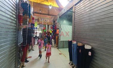 Se ubica en el primer piso, tiene los aires libres y está dentro de una galería con 34 locales de variados rubros en la cdra.14 de av san juan, siendo