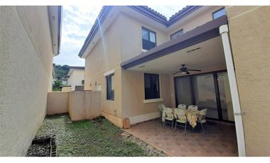Vendo amplia Casa de 4 recámaras en River Valley!!