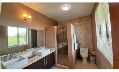 Vendo amplia Casa de 4 recámaras en River Valley!!