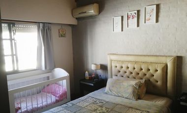 Excelente duplex de 2 ambientes y 1/2 con patio y cochera.