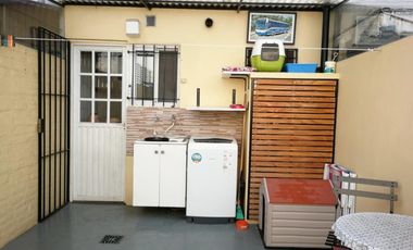 Excelente duplex de 2 ambientes y 1/2 con patio y cochera.