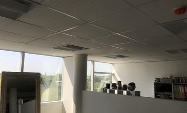 Lencke Vende - Excelente oficina c/4 cocheras, se recibe bien en parte de pago