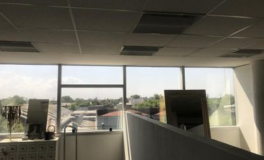 Lencke Vende - Excelente oficina c/4 cocheras, se recibe bien en parte de pago