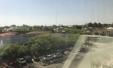 Lencke Vende - Excelente oficina c/4 cocheras, se recibe bien en parte de pago