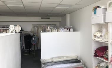 Lencke Vende - Excelente oficina c/4 cocheras, se recibe bien en parte de pago