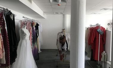 Lencke Vende - Excelente oficina c/4 cocheras, se recibe bien en parte de pago