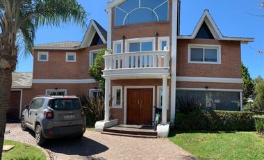 Venta Chalet 6 Ambientes Country Campos de Alvarez