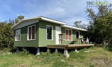 Casa en Venta en Parcela de 1 Há y con 2 casas. Con Orilla de Playa y al costado del camino Caicaén- Calbuco