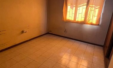 Casa en venta de 3 dorm, Metro el Parrón, en La Cisterna