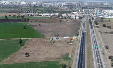 Terreno en Venta con Frente de Carretera en la 57, Querétaro
