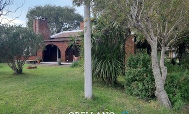 VENTA DE IMPORTANTE CHALET FRENTE A LAGUNA MAR CHIQUITA