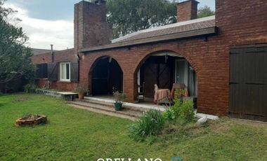 VENTA DE IMPORTANTE CHALET FRENTE A LAGUNA MAR CHIQUITA