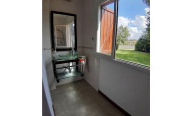 VENTA DE IMPORTANTE CHALET FRENTE A LAGUNA MAR CHIQUITA