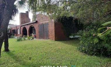 VENTA DE IMPORTANTE CHALET FRENTE A LAGUNA MAR CHIQUITA