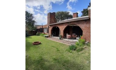 VENTA DE IMPORTANTE CHALET FRENTE A LAGUNA MAR CHIQUITA