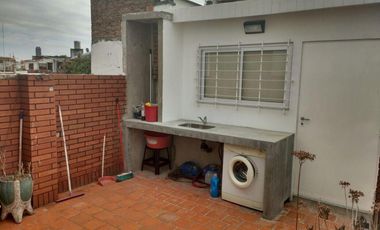 VENTA DE PH DE 2 AMBIENTES POR PASILLO C/PATIO Y TERRAZA MUY BUEN ESTADO ZONA VILLA LUGANO